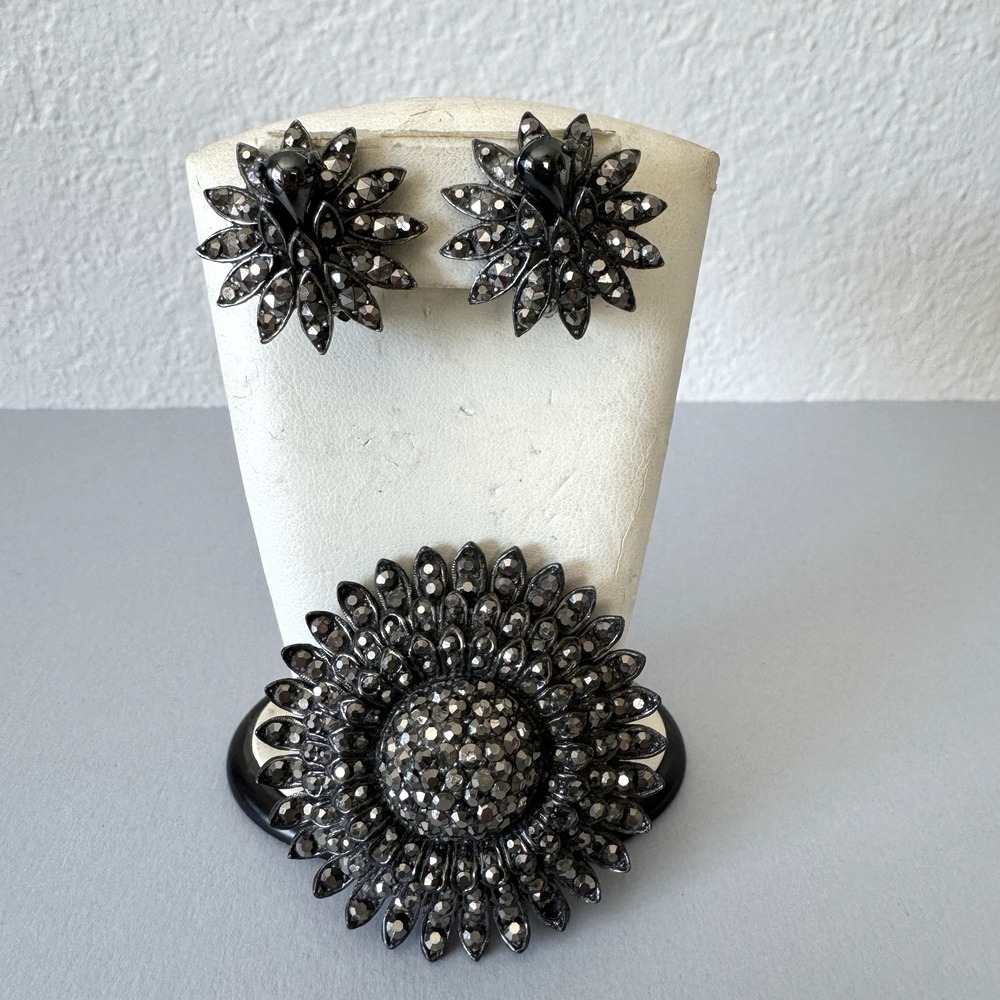 Vintage Weiss Brooch Earrings‎ Set Gray Dark Rhinestones Domed Floral Starburst